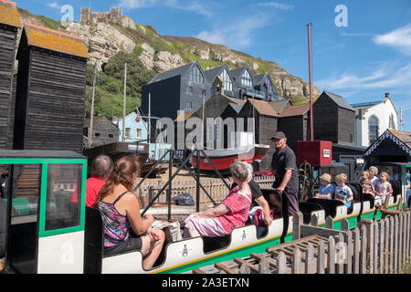 Hastings Miniatur-eisenbahn Zug, Rock-a-Nore Station von der net Hütten in der Altstadt, East Sussex, Großbritannien Stockfoto