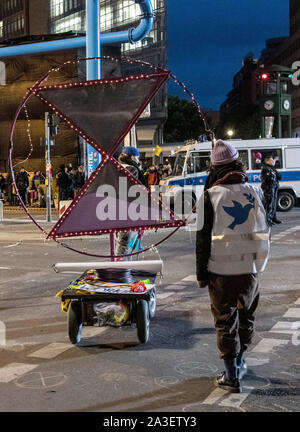 Berlin, Deutschland. 08 Okt, 2019. Aktivisten der Bewegung' Aussterben Rebellion' lassen einen Schnittpunkt am Potsdamer Platz. Die Polizei setzte die Evakuierung der Klima Proteste am Potsdamer Platz in Berlin frühen Dienstag Morgen. Da sie den Platz links, die Aktivisten nahmen ihre Sachen und Müll mit Ihnen zurück. Credit: Paul Zinken/dpa/Alamy leben Nachrichten Stockfoto