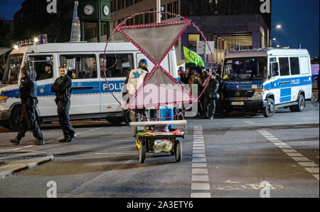 Berlin, Deutschland. 08 Okt, 2019. Aktivisten der Bewegung' Aussterben Rebellion' lassen einen Schnittpunkt am Potsdamer Platz. Die Polizei setzte die Evakuierung der Klima Proteste am Potsdamer Platz in Berlin frühen Dienstag Morgen. Da sie den Platz links, die Aktivisten nahmen ihre Sachen und Müll mit Ihnen zurück. Credit: Paul Zinken/dpa/Alamy leben Nachrichten Stockfoto