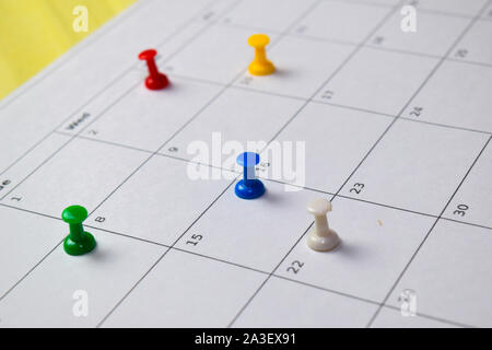 Close up Pinnwand auf weißem Kalender. Zeitplan, Erinnerung Konzept Stockfoto