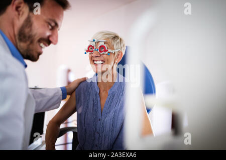 Augenheilkunde Konzept. Patient eye Vision Prüfung in der ophthalmologischen Klinik Stockfoto