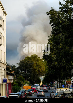 Große Brand in einem Industriegebiet, Lyon, Rhone, Frankreich Stockfoto