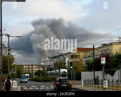 Große Brand in einem Industriegebiet, Lyon, Rhone, Frankreich Stockfoto