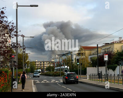 Große Brand in einem Industriegebiet, Lyon, Rhone, Frankreich Stockfoto