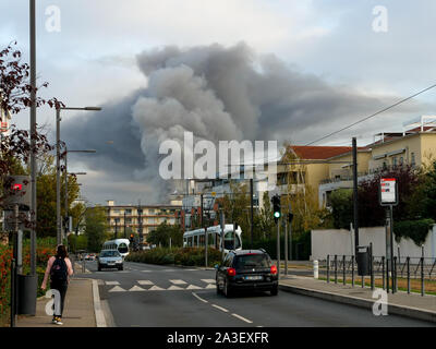 Große Brand in einem Industriegebiet, Lyon, Rhone, Frankreich Stockfoto