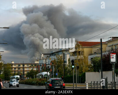 Große Brand in einem Industriegebiet, Lyon, Rhone, Frankreich Stockfoto