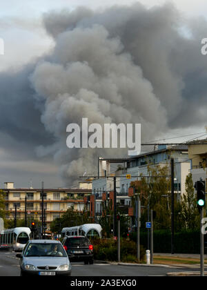 Große Brand in einem Industriegebiet, Lyon, Rhone, Frankreich Stockfoto