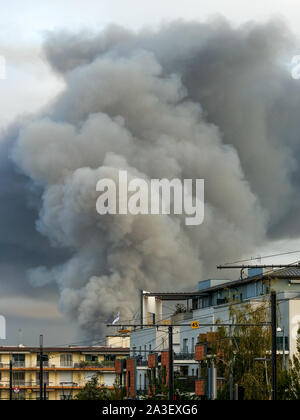 Große Brand in einem Industriegebiet, Lyon, Rhone, Frankreich Stockfoto