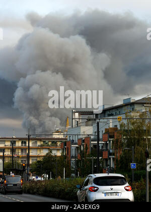 Große Brand in einem Industriegebiet, Lyon, Rhone, Frankreich Stockfoto