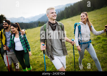 Sind eine Gruppe von Freunden wandern in Berg. Junge Menschen zu Fuß durch die Landschaft. Stockfoto