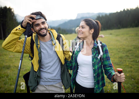 Paar-aktive Wanderer wandern mit Blick auf die Berge Wald Landschaft suchen Stockfoto