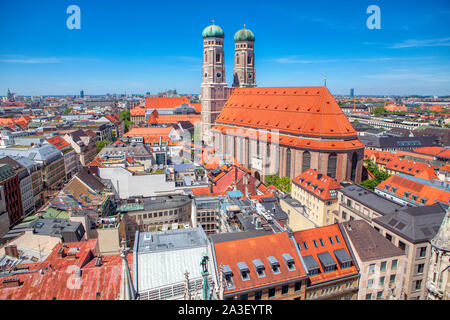 Schöne Luftaufnahme der Frauenkirche in München Stockfoto