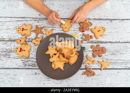 Vorbereiten von traditionellen Lebkuchen cookies für das neue Jahr feiern. Stockfoto