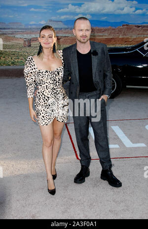 Westwood, Ca. 7 Okt, 2019. Lauren Parsekian und Aaron Paul nehmen an der Premiere von Netflix "El Camino: Breaking Bad Movie" im Regency Dorf Theater am 07. Oktober 2019 in Westwood, Kalifornien. Credit: Tony Forte/Medien Punch/Alamy leben Nachrichten Stockfoto