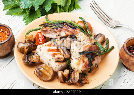 Saftiges Steak vom Grill mit Pilzen auf einer Platte Stockfoto