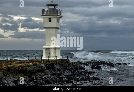Akranes Leuchtturm direkt an der Küste mit einem hohen Wind, die Wellen, West Island Stockfoto
