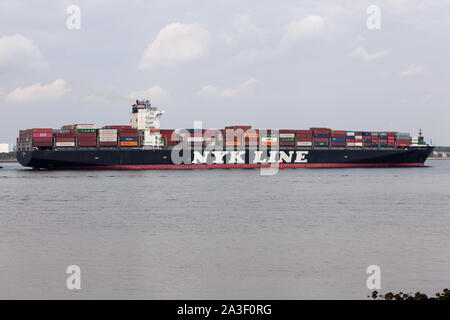 Container schiff oder Frachtschiff aus Southampton Stockfoto