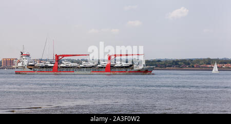 Container schiff oder Frachtschiff aus Southampton Stockfoto