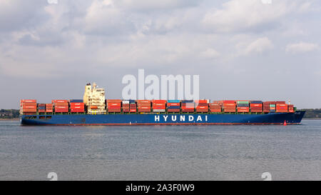 Container schiff oder Frachtschiff aus Southampton Stockfoto