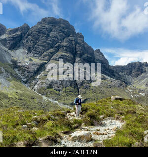 Hillwalker auf dem Weg Abstieg vom Blaven Bereich in der Black Cuillin Berge auf der Isle Of Skye, Schottland, UK Stockfoto