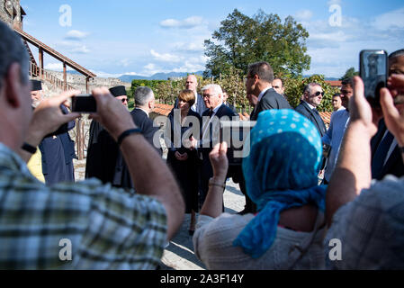 Alawerdi, Georgia. 08 Okt, 2019. Bundespräsident Dr. Frank-Walter Steinmeier (M) und seine Frau Elke Büdenbender werden durch Besucher während der Führung von Erzbischof David von Alawerdi (l) im Kloster Alawerdi in der Region Kachetien fotografiert. Präsident Steinmeier und seine Frau sind auf einem zweitägigen Staatsbesuch in Georgien. Quelle: Bernd von Jutrczenka/dpa/Alamy leben Nachrichten Stockfoto