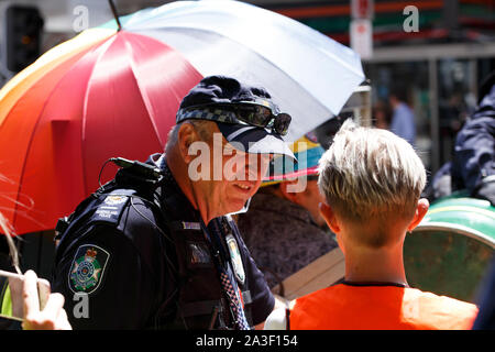 Eine Queensland Polizeioffizier spricht mit einem Aussterben Rebellion Vertreter auf der George Street während des Protestes. Klimawandel Aktivismus Gruppe Aussterben Rebellion Mitglieder in rund 70 Ländern angesammelt haben, und während Ihrer "Rebellion Woche' Sie geplante Fortsetzung Geschäftsunterbrechungen und Straßen zu verursachen als Mittel der Politik der Regierung ändern, wenn es darum geht, Umwelt- und Klimawandel zu zwingen. An diesem zweiten Tag der Rebellion Woche, zahlreiche Personen gesucht, um Unterbrechungen im Brisbane Central Business District. Stockfoto