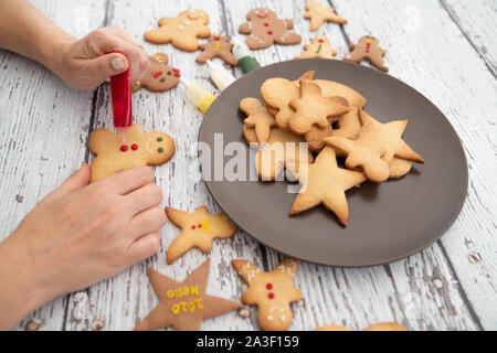 Vorbereiten von traditionellen Lebkuchen cookies für das neue Jahr feiern. Stockfoto