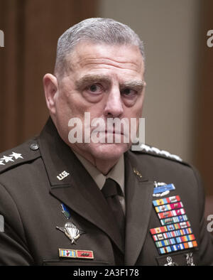 Washington, United States. 07 Okt, 2019. United States Army General Mark A. Milley, Vorsitzender des Generalstabs, nimmt an einem Briefing mit US-Präsident Donald J. Trumpf und hochrangigen militärischen Führer im Schaltschrank des Weißen Hauses in Washington, DC am Montag, 7. Oktober 2019. Foto von Ron Sachs/UPI Quelle: UPI/Alamy leben Nachrichten Stockfoto