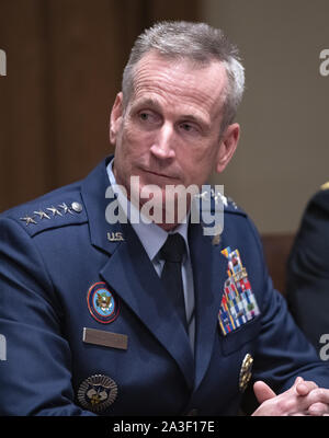 Washington, United States. 07 Okt, 2019. United States Air Force General Terrence John O'Shaughnessy, Kommandant der US Northern Command und Kommandeur des North American Aerospace Defense Command, nimmt an einem Briefing mit US-Präsident Donald J. Trumpf und hochrangigen militärischen Führer im Schaltschrank des Weißen Hauses in Washington, DC am Montag, 7. Oktober 2019. Foto von Ron Sachs/UPI Quelle: UPI/Alamy leben Nachrichten Stockfoto