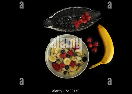 Fuite und Mousse auf flachem Holz und weißen Hintergrund. Ein Frühstück bereit, um bedient zu werden, Rohstoffe und organische Nahrungsmittel Stockfoto