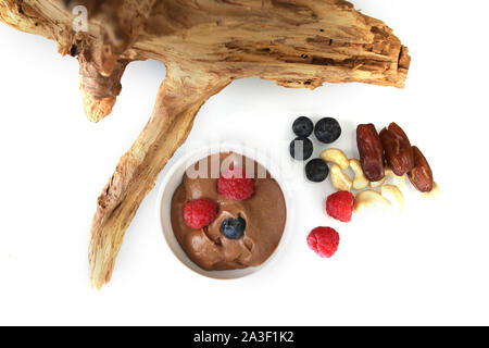 Fuite und Mousse auf flachem Holz und weißen Hintergrund. Ein Frühstück bereit, um bedient zu werden, Rohstoffe und organische Nahrungsmittel Stockfoto