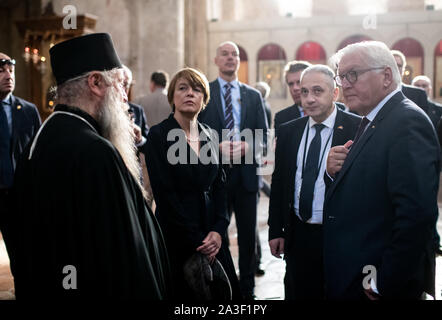 Alawerdi, Georgia. 08 Okt, 2019. Bundespräsident Dr. Frank-Walter Steinmeier (r) und seine Frau Elke Büdenbender sind von Erzbischof David von Alawerdi (l) durch die alawerdi Kloster in der Region Kachetien geführt. Präsident Steinmeier und seine Frau sind auf einem zweitägigen Staatsbesuch in Georgien. Quelle: Bernd von Jutrczenka/dpa/Alamy leben Nachrichten Stockfoto