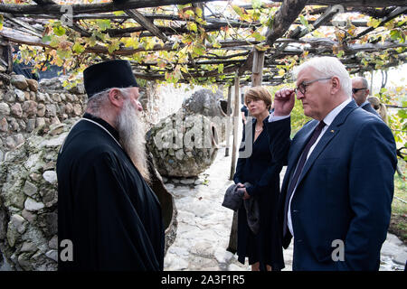 Alawerdi, Georgia. 08 Okt, 2019. Bundespräsident Dr. Frank-Walter Steinmeier (r) und seine Frau Elke Büdenbender sind von Erzbischof David von alawerdi Alawerdi durch das Kloster in der Region Kachetien geführt. Präsident Steinmeier und seine Frau sind auf einem zweitägigen Staatsbesuch in Georgien. Quelle: Bernd von Jutrczenka/dpa/Alamy leben Nachrichten Stockfoto