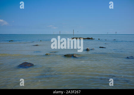 Blick über die Nordsee (Wattenmeer/Untiefen) in der Nähe von dornumer Siel in Richtung der friesischen Insel Langeoog Stockfoto