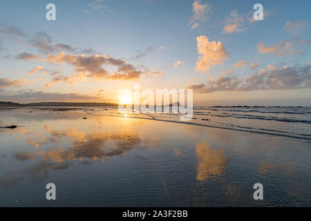 Langen Felsformation, Cornwall, UK. 8. Oktober 2019. UK Wetter. Feinen Start in den Tag mit den Farben des Himmels in den nassen Sand auf den Strand bei langen Felsformation, in der Nähe von Marazion. Kredit Simon Maycock/Alamy Leben Nachrichten. Stockfoto