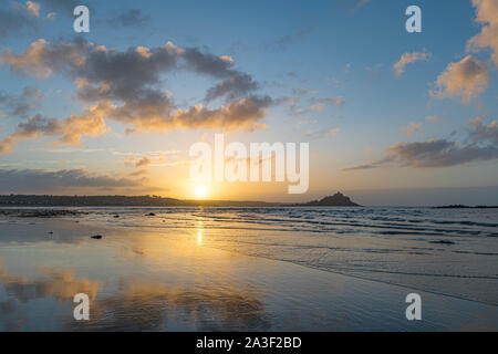 Langen Felsformation, Cornwall, UK. 8. Oktober 2019. UK Wetter. Feinen Start in den Tag mit den Farben des Himmels in den nassen Sand auf den Strand bei langen Felsformation, in der Nähe von Marazion. Kredit Simon Maycock/Alamy Leben Nachrichten. Stockfoto