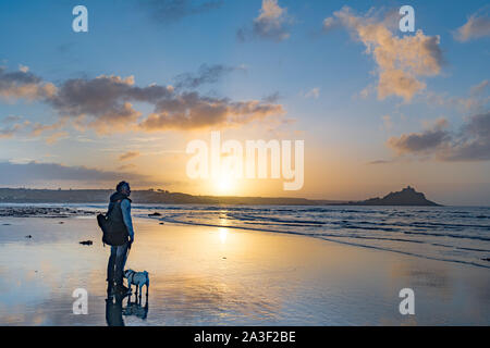 Langen Felsformation, Cornwall, UK. 8. Oktober 2019. UK Wetter. Feinen Start in den Tag mit den Farben des Himmels in den nassen Sand auf den Strand bei langen Felsformation, in der Nähe von Marazion. Kredit Simon Maycock/Alamy Leben Nachrichten. Stockfoto