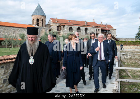 Alawerdi, Georgia. 08 Okt, 2019. Bundespräsident Dr. Frank-Walter Steinmeier und seine Frau Elke Büdenbender sind von Erzbischof David von Alawerdi (l) durch die alawerdi Kloster in der Region Kachetien geführt. Präsident Steinmeier und seine Frau sind auf einem zweitägigen Staatsbesuch in Georgien. Quelle: Bernd von Jutrczenka/dpa/Alamy leben Nachrichten Stockfoto