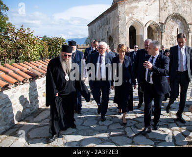 Alawerdi, Georgia. 08 Okt, 2019. Bundespräsident Dr. Frank-Walter Steinmeier und seine Frau Elke Büdenbender sind von Erzbischof David von alawerdi Alawerdi durch das Kloster in der Region Kachetien geführt. Präsident Steinmeier und seine Frau sind auf einem zweitägigen Staatsbesuch in Georgien. Quelle: Bernd von Jutrczenka/dpa/Alamy leben Nachrichten Stockfoto