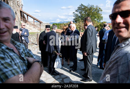 Alawerdi, Georgia. 08 Okt, 2019. Bundespräsident Dr. Frank-Walter Steinmeier (M) und seine Frau Elke Büdenbender sind von Erzbischof David von alawerdi Alawerdi durch das Kloster in der Region Kachetien geführt. Präsident Steinmeier und seine Frau sind auf einem zweitägigen Staatsbesuch in Georgien. Quelle: Bernd von Jutrczenka/dpa/Alamy leben Nachrichten Stockfoto