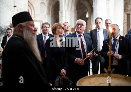 Alawerdi, Georgia. 08 Okt, 2019. Bundespräsident Dr. Frank-Walter Steinmeier und seine Frau Elke Büdenbender sind von Erzbischof David von Alawerdi (l) durch die alawerdi Kloster in der Region Kachetien geführt. Präsident Steinmeier und seine Frau sind auf einem zweitägigen Staatsbesuch in Georgien. Quelle: Bernd von Jutrczenka/dpa/Alamy leben Nachrichten Stockfoto