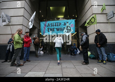 Menschen in der Abteilung für Verkehr unter einem Aussterben Rebellion (XR) Protest außerhalb des Gebäudes in Horseferry Road, Westminter, London. Stockfoto