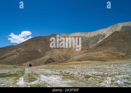 Wanderer auf dem Weg von Muktinath zu Kagbeni in Mustang, Nepal Stockfoto