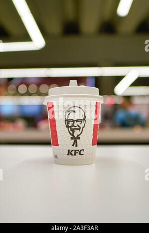 Moskau, Russland - ca. Mai 2019: Paper Cup auf einen Tisch und KFC-Restaurant. Stockfoto