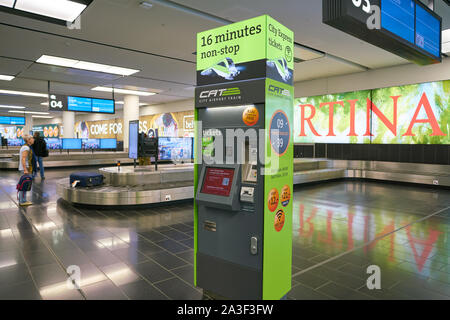 Wien, ÖSTERREICH - ca. Mai 2019: Gepäckausgabe am Flughafen Wien. Stockfoto