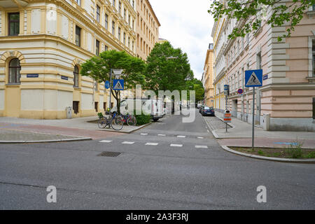 Wien, ÖSTERREICH - ca. Mai 2019: Wiener Städtische Landschaft Tagsüber. Stockfoto