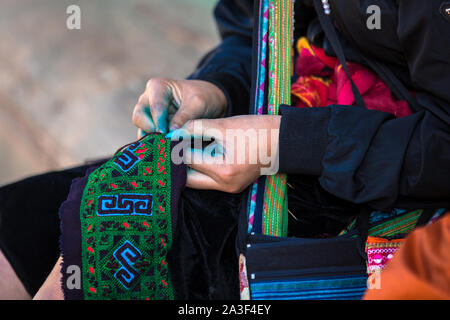 Ethnischen Hmong Frau weben Leinen frabric mit blauen Farbstoff an den Fingern in Sapa - Lao Cai North Vietnam Indochina gesehen Stockfoto