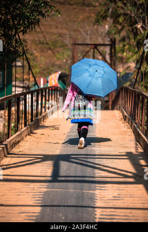 Hmong-minderheit Bergvolk Frau in traditioneller Tracht mit Sonnenschirm Fuß in Lao Cai im Norden in der Nähe von Sapa Vietnam Indochina Stockfoto