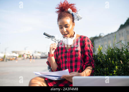 Student Gefühl nachdenklich während der Vorbereitung für komplexe Test Stockfoto