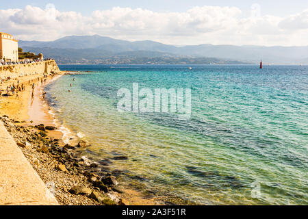 Ajaccio, öffentlichen Strand mit Touristen an den sonnigen Tag. Sommer Landschaft der Insel Korsika am sonnigen Sommertag, Ajaccio, Frankreich, 2019 Stockfoto